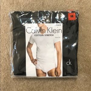 New Calvin Klein men’s v-neck t-shirt 3-pack